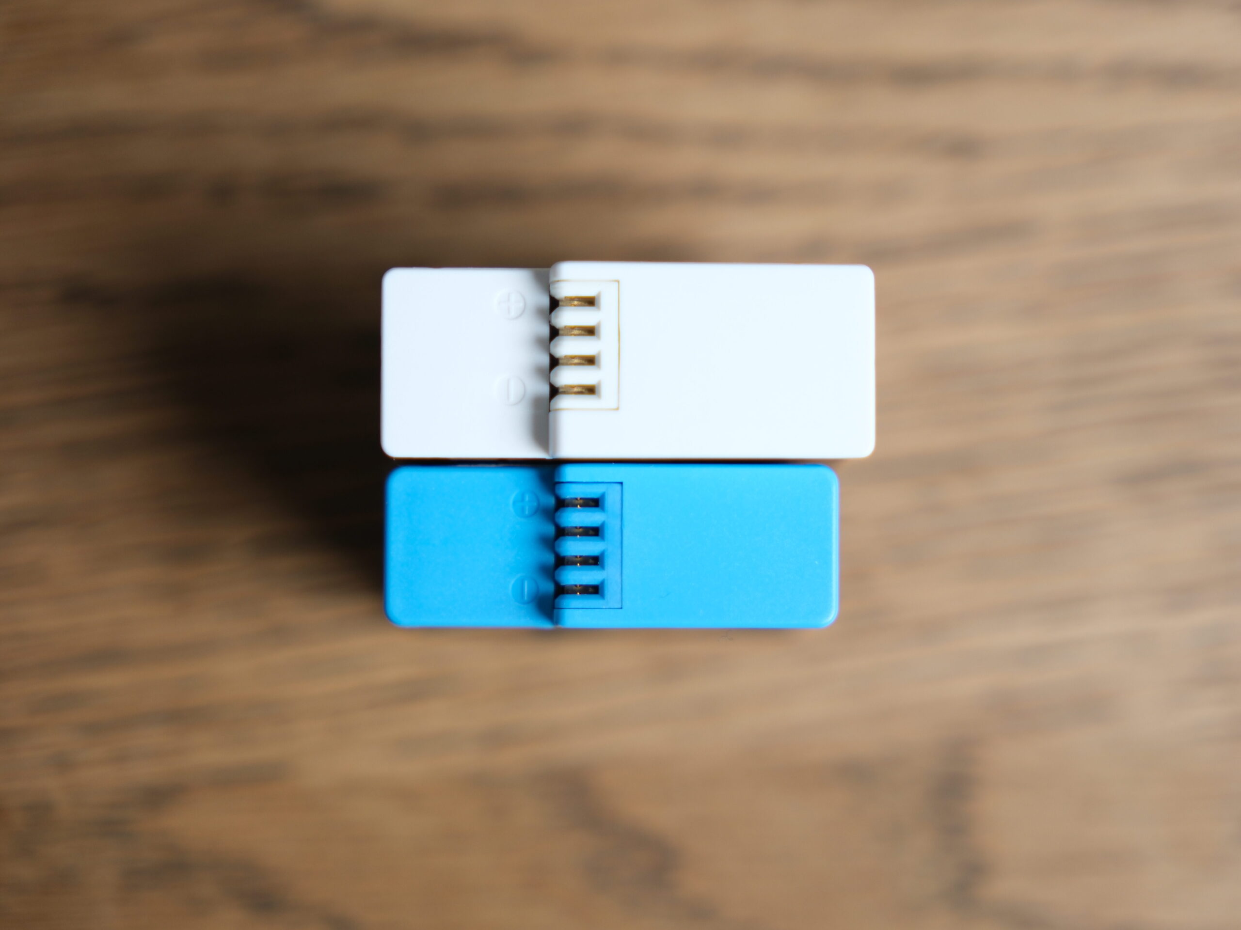 Enduro（白）とGoPro8用バッテリー（青）