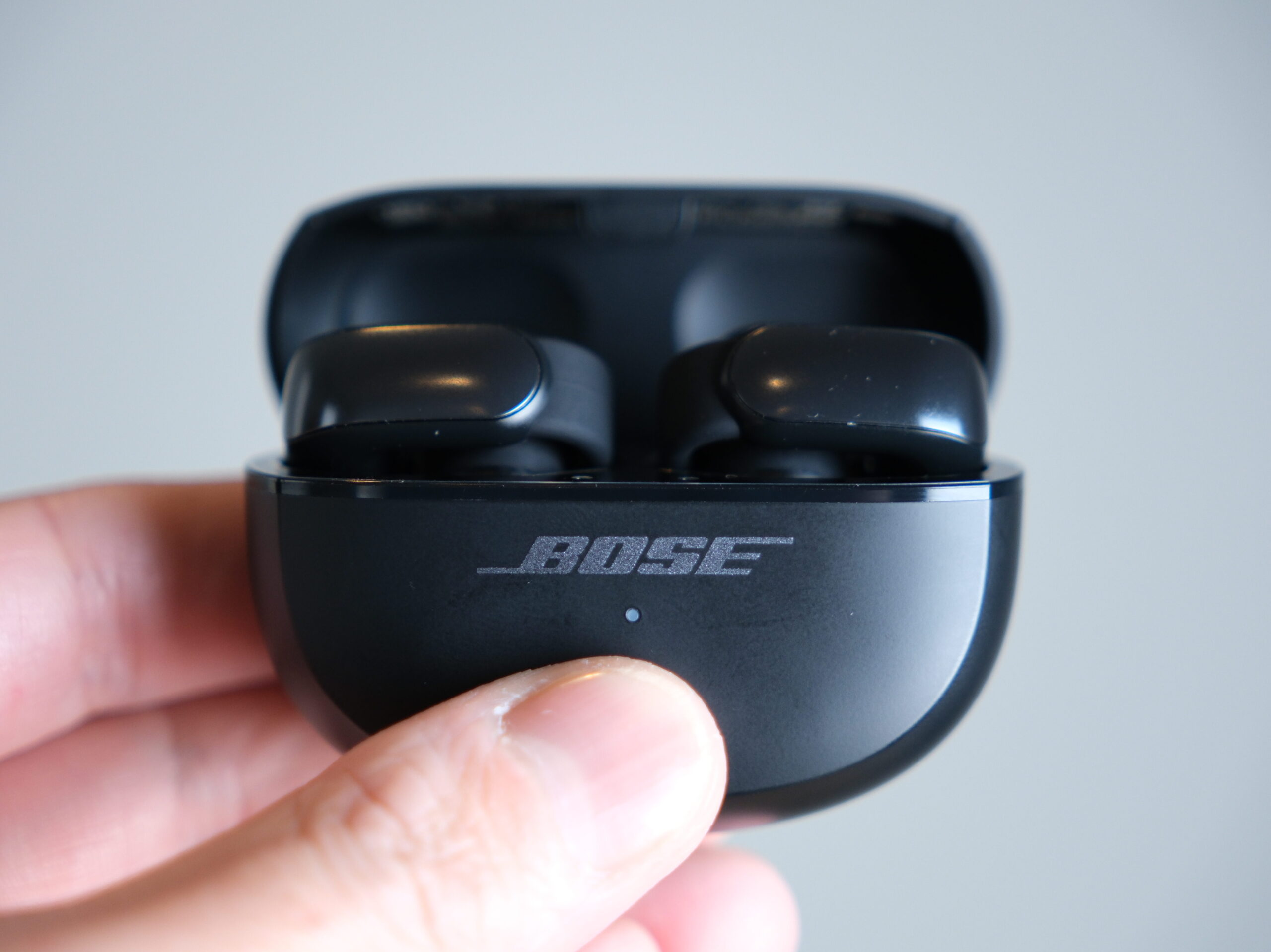 Bose Ultra Open Earbudsの充電ケースを開けた状態
