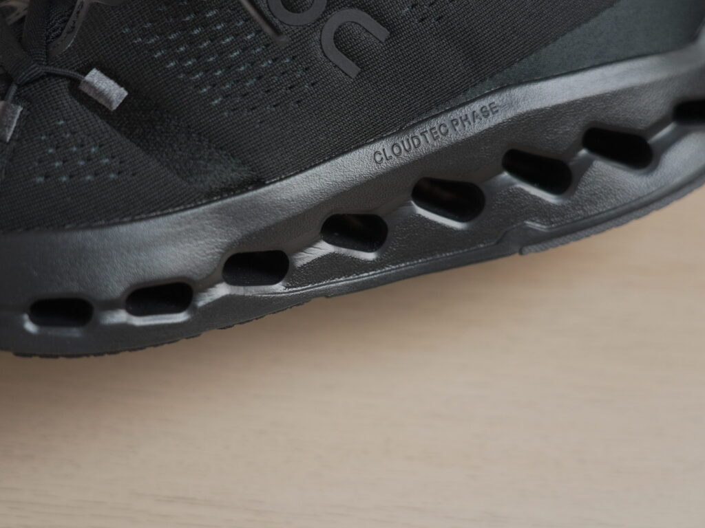 On_Cloudsurfer_2_05 - HASEBLO CloudTec Phase®は斜めにスリットが入っている