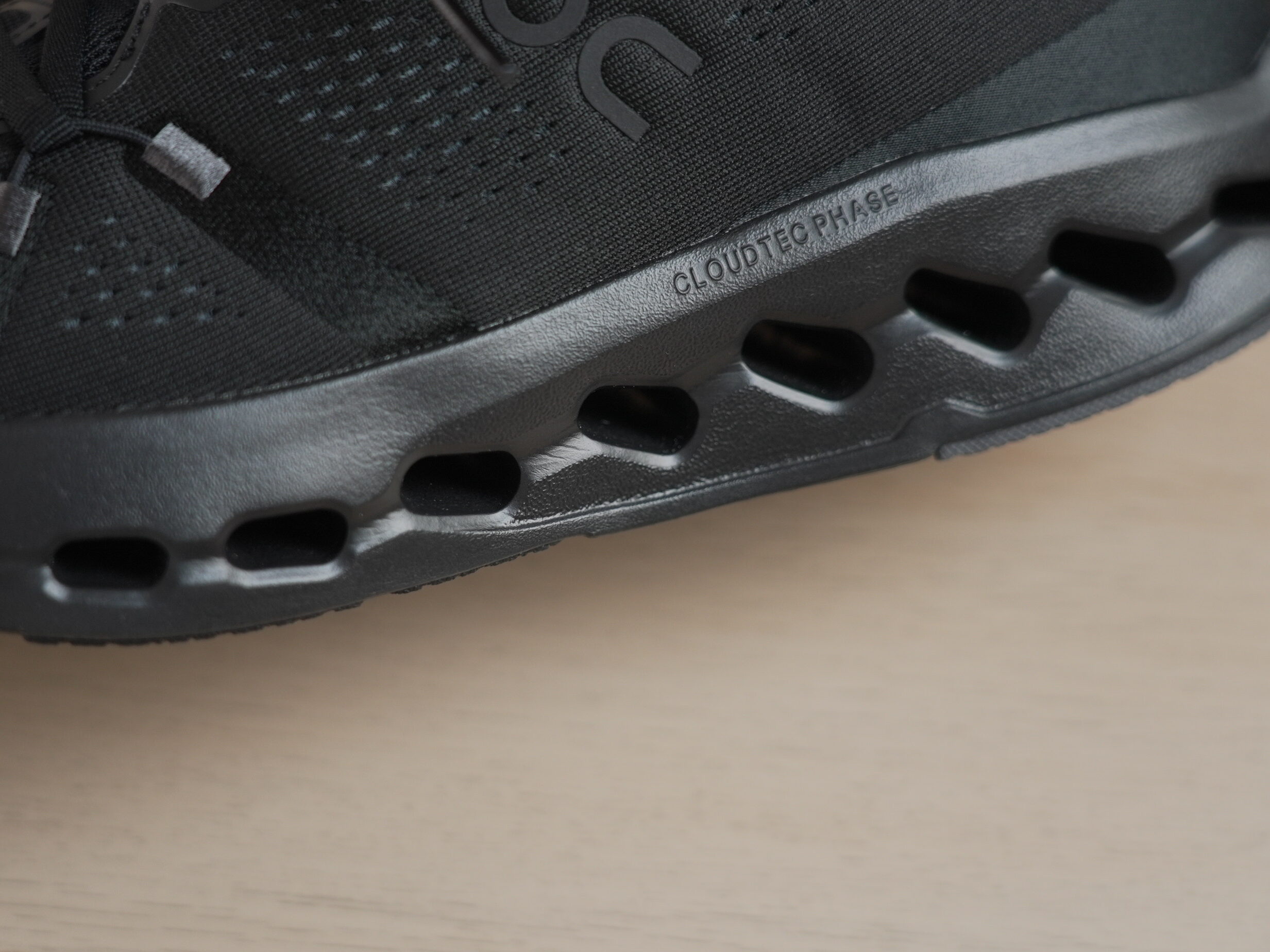 On_Cloudsurfer_2_05 - HASEBLO CloudTec Phase®は斜めにスリットが入っている