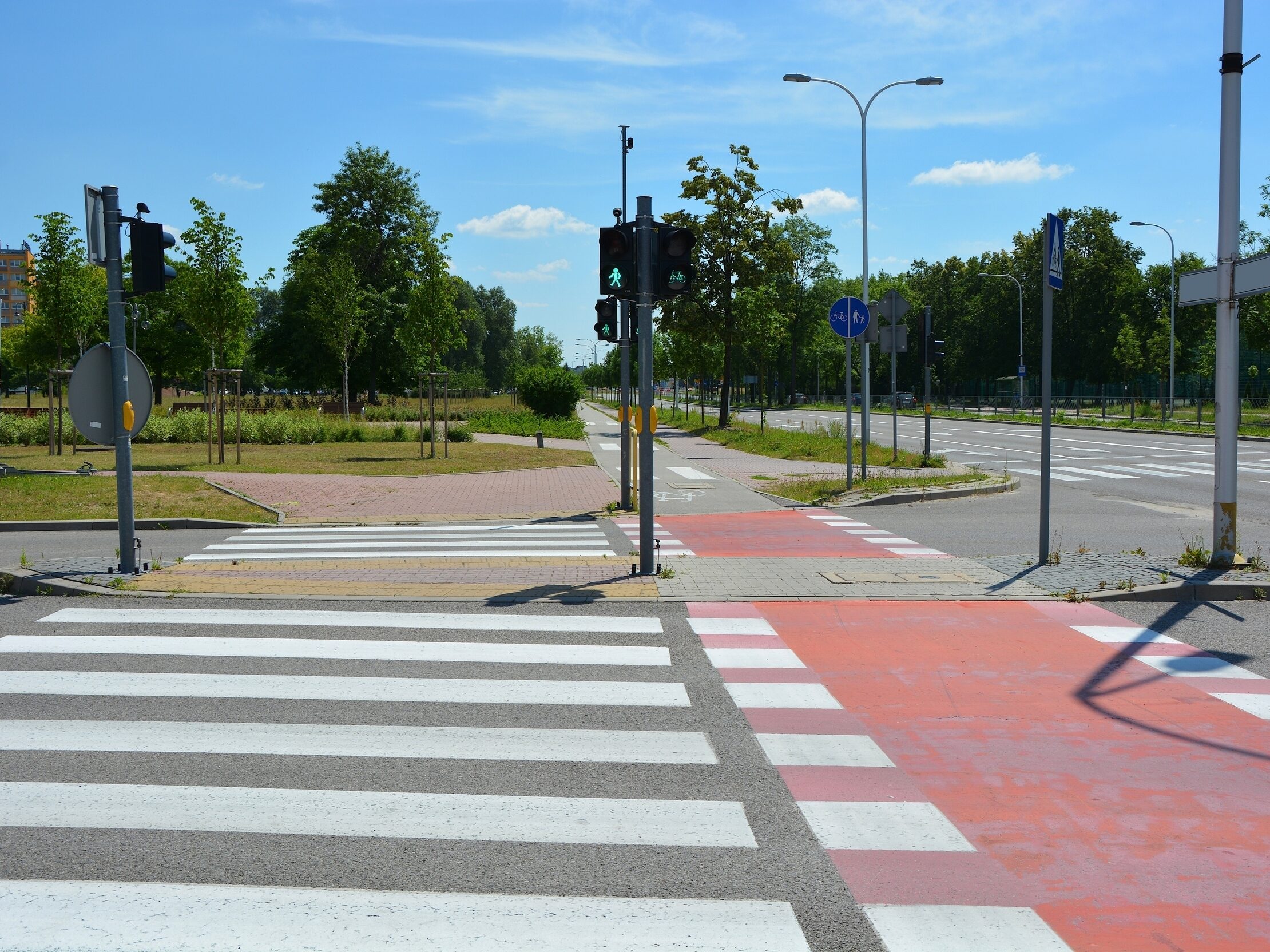 CrossingForPedestriansAndBicyclesAtTrafficGreenLights - HASEBLO 信号が連続するイメージ